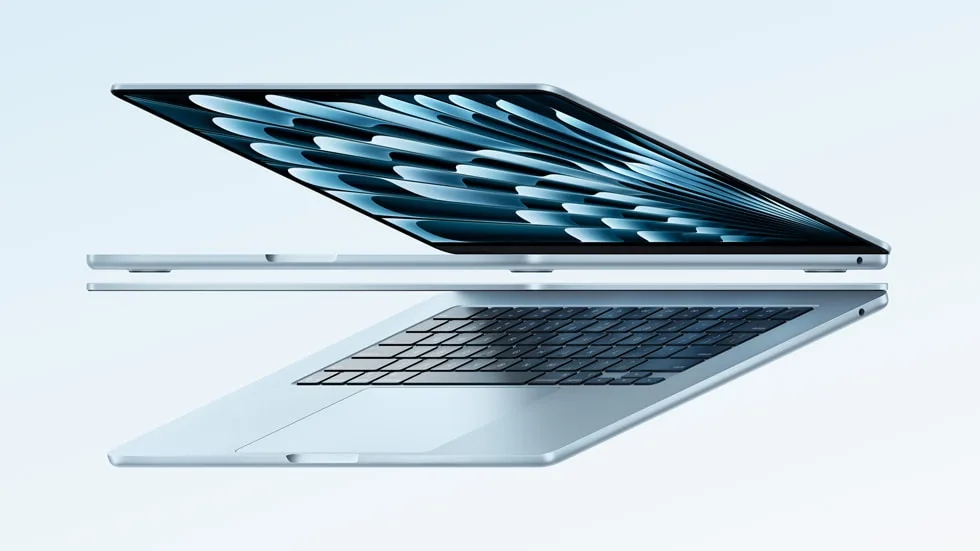 Apple MacBook Air M4 13 pouces en finitions Lumière stellaire et Minuit, ouverts sur un fond clair