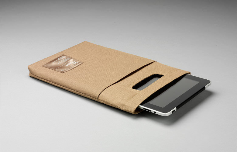 Une housse pour iPad munie d'une accroche très pratique.